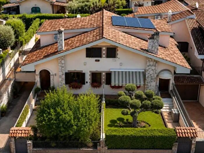 Casa con 6 locali in vendita in Via Riofreddo c, Guidonia Montecelio