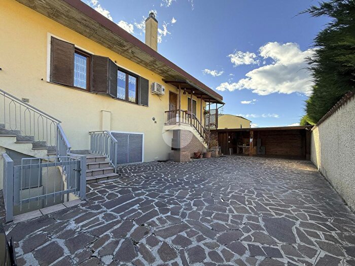 Casa con 6 locali in vendita in Via Ss, LAquila