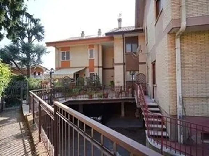 Casa con 10 locali in vendita in Via Poggio Fiorito, Grottaferrata