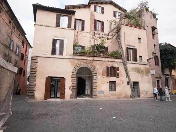 Appartamento trilocale in affitto in Piazza Margana, Roma