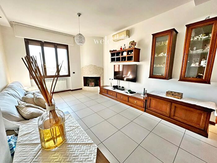 Appartamento con 5 locali in vendita in Campi Bisenzio