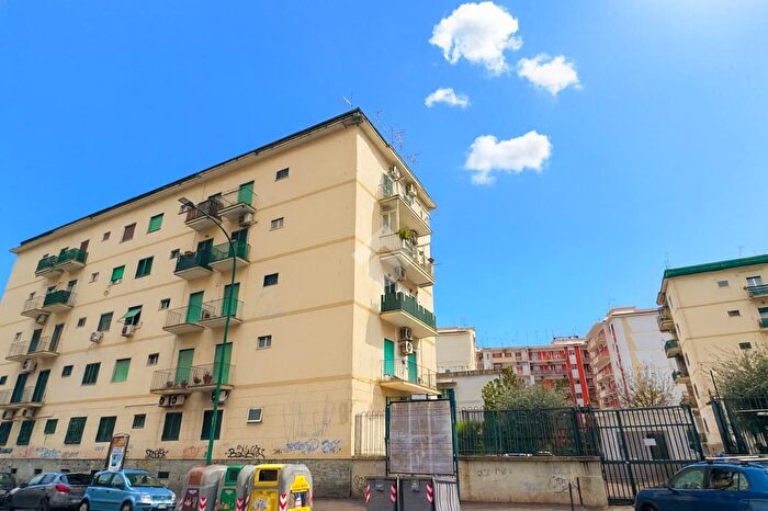 Appartamento bilocale in vendita in Via Attilio Regolo, Napoli