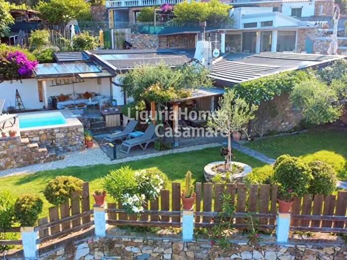 Casa bilocale in vendita in Strada Riveure, Imperia