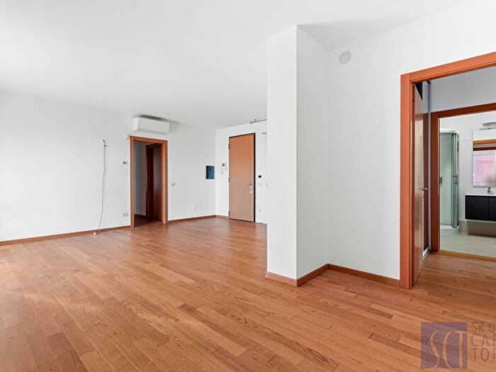 Appartamento quadrilocale in affitto in Viale Cassala, Navigli Darsena, Milano