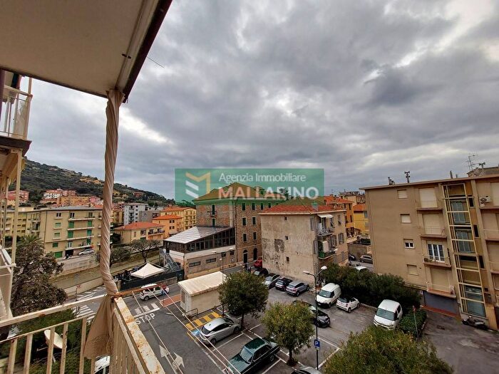 Appartamento quadrilocale in affitto in Via Piemonte, Centro, Finale Ligure
