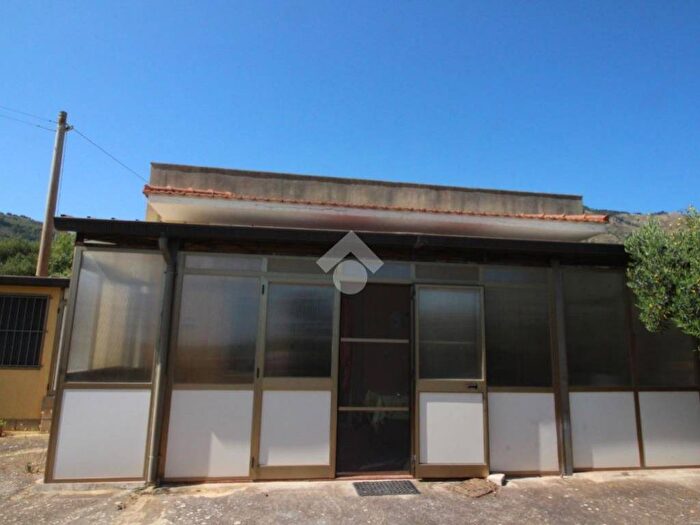 Casa trilocale in affitto in Via Francesco La Commare, Valderice