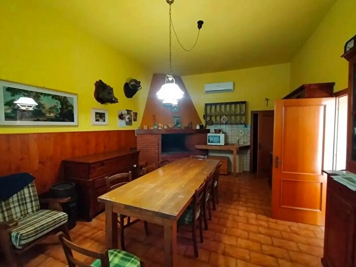 Casa con 8 locali in vendita in San Miniato