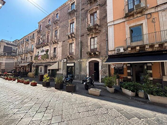 Appartamento trilocale in affitto in Via Collegiata, Centro Storico, Catania