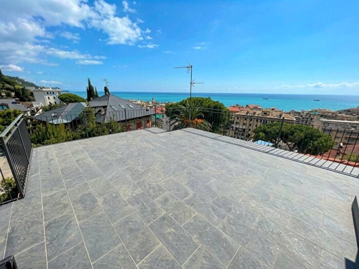 Appartamento con 6 locali in affitto in Parco Fuor del Vento, Collina Centrale Parco Fuor del Vento, Alassio