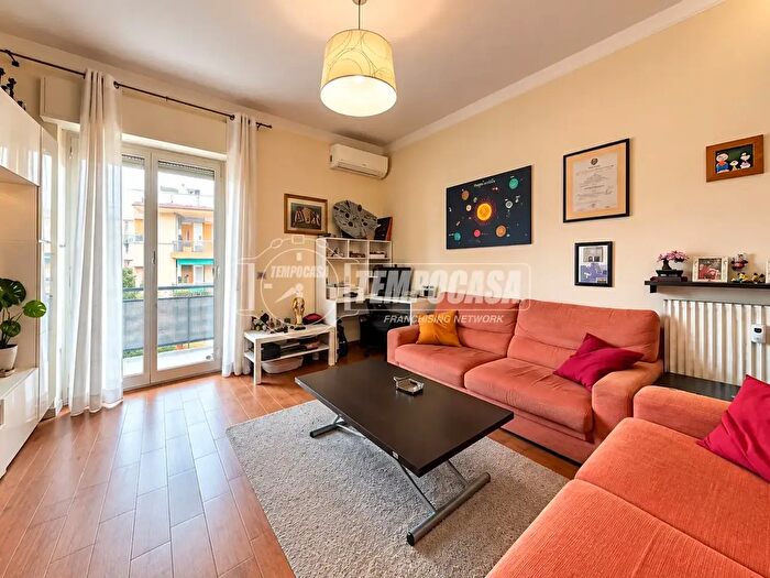 Appartamento trilocale in vendita in Via Francesco Ravaschio, Genova
