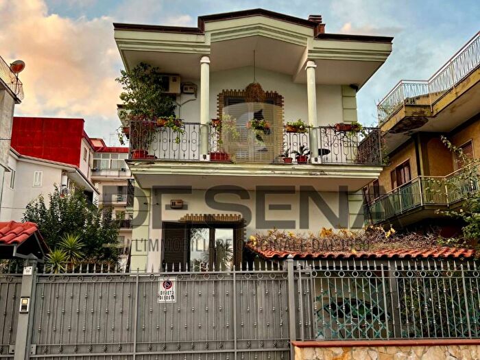 Casa con 6 locali in vendita in Piazza dei Martiri, Centro, Acerra