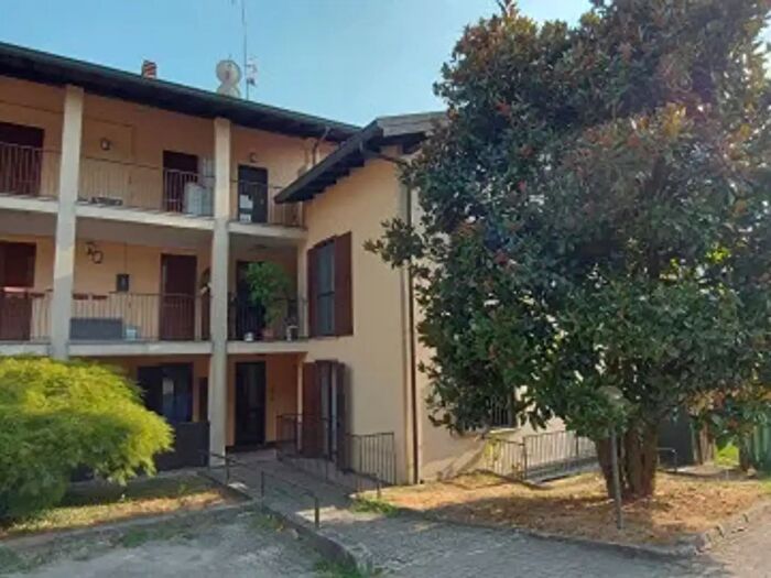 Appartamento trilocale in vendita in Via Piave, Sesto Calende