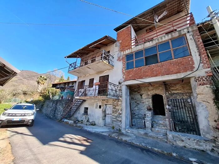 Casa con 5 locali in vendita in Rocca Canavese