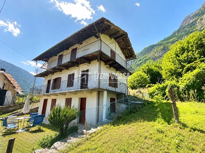 Casa con 6 locali in vendita in Frazione Bosco, Locana
