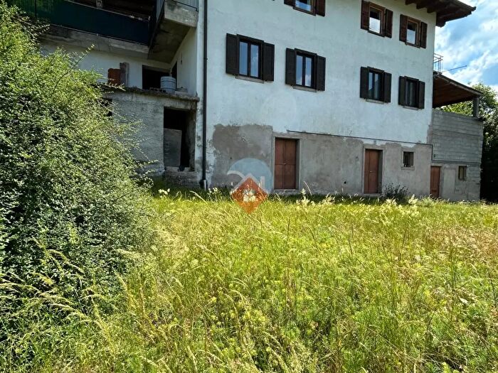 Casa con 7 locali in vendita in Ala