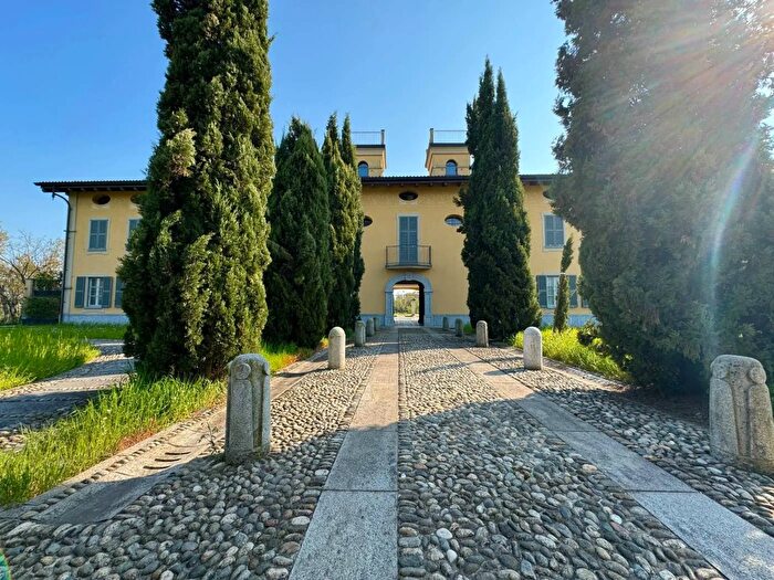 Appartamento con 5 locali in vendita in Via Regina Margherita Biassono, Biassono