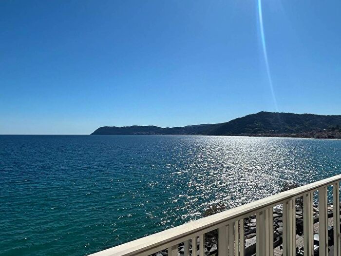 Appartamento con 6 locali in affitto in Passeggiata Luigi Cadorna, Passeggiata Cadorna Porto, Alassio