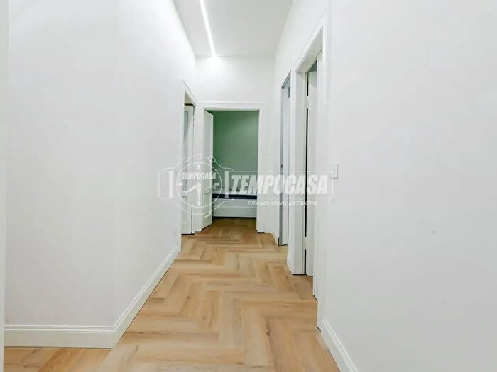 Appartamento con 5 locali in affitto in Via Ercole Ferrario, Milano
