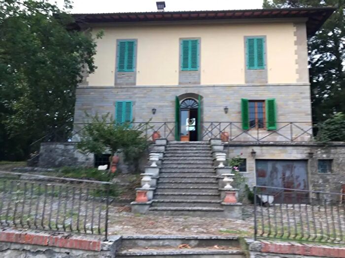 Casa con 10 locali in vendita in Vicchio