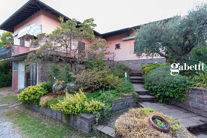 Casa con 6 locali in vendita in Via Garibaldi, Nibionno