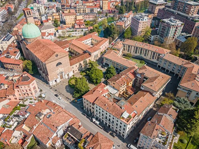 Appartamento trilocale in vendita in Piazza Petrarca, Padova