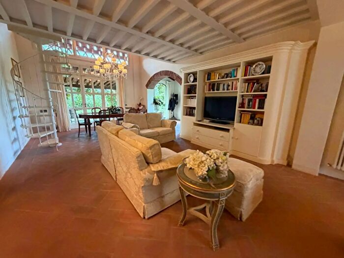 Casa con 11 locali in vendita in Cascina