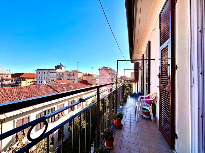 Appartamento quadrilocale in vendita in Viale dei Mille, Albenga