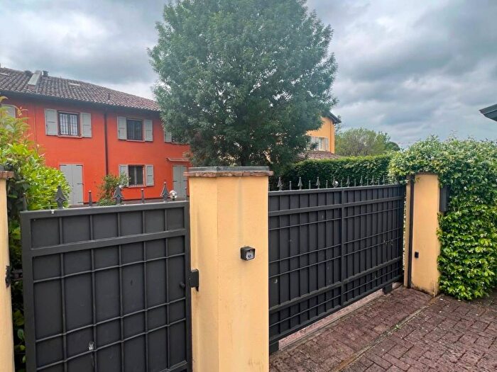 Casa con 5 locali in affitto in Stradello Paduli, Morane Contrada, Modena
