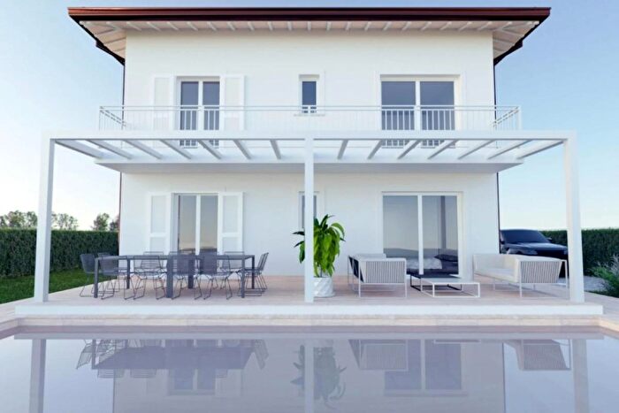 Casa con 8 locali in vendita in Pietrasanta