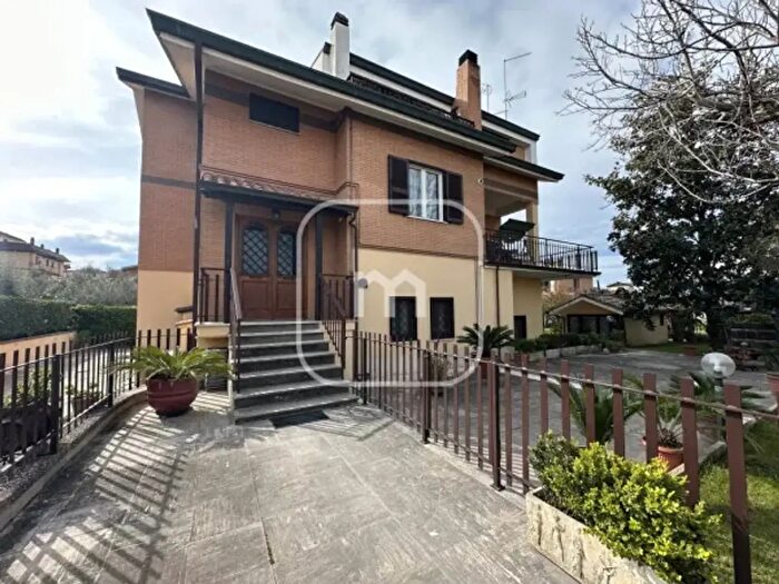 Appartamento trilocale in vendita in Via Camporotondo Etneo, Roma