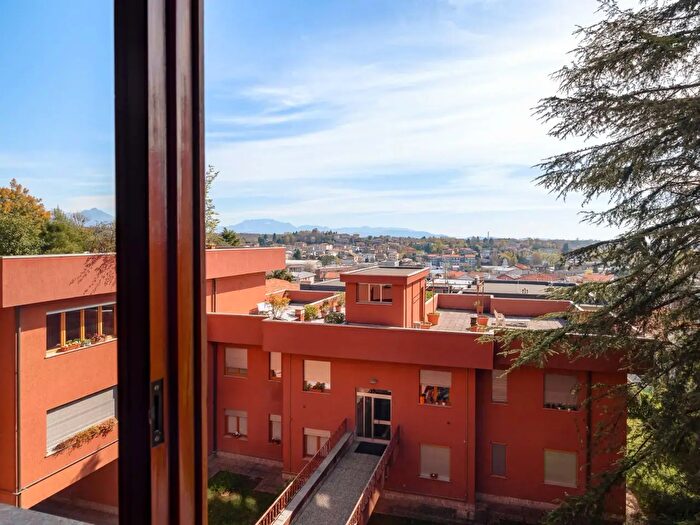 Appartamento quadrilocale in vendita in Via Maddalena, Cantu