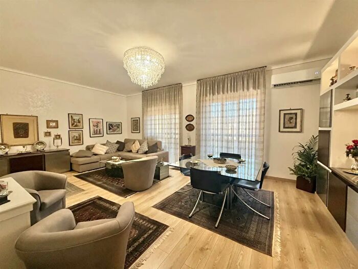 Appartamento con 6 locali in vendita in Via Augusta, Siracusa