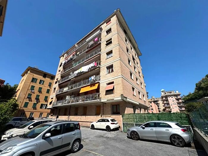 Appartamento quadrilocale in vendita in Via Bolzaneto, Genova