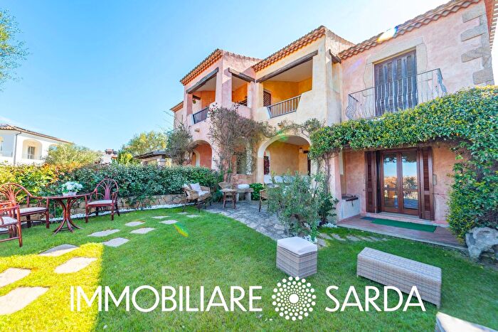 Appartamento con 7 locali in vendita in Via del Giglio Snc, Olbia