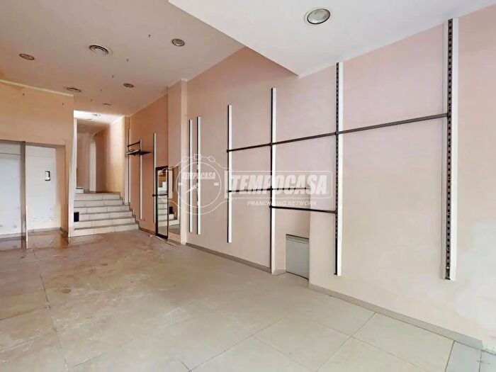Appartamento trilocale in vendita in Viale Certosa, Milano