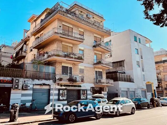 Appartamento trilocale in vendita in Via Pietro Maffi, Roma