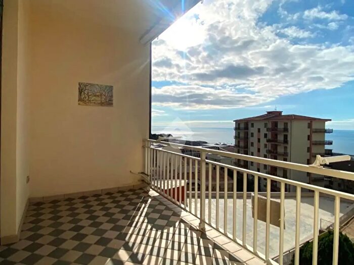 Appartamento quadrilocale in vendita in Via Francesco Cilea, Paola