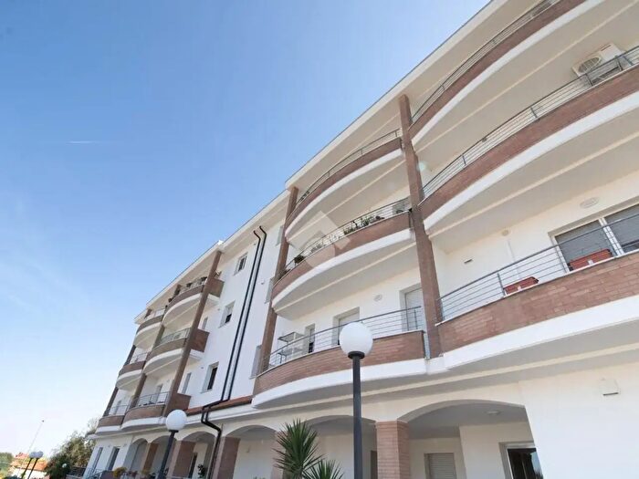 Appartamento trilocale in vendita in Via Dubbi, Ortona