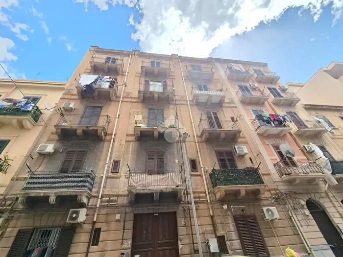 Appartamento trilocale in affitto in Via Enrico Petrella, Palermo