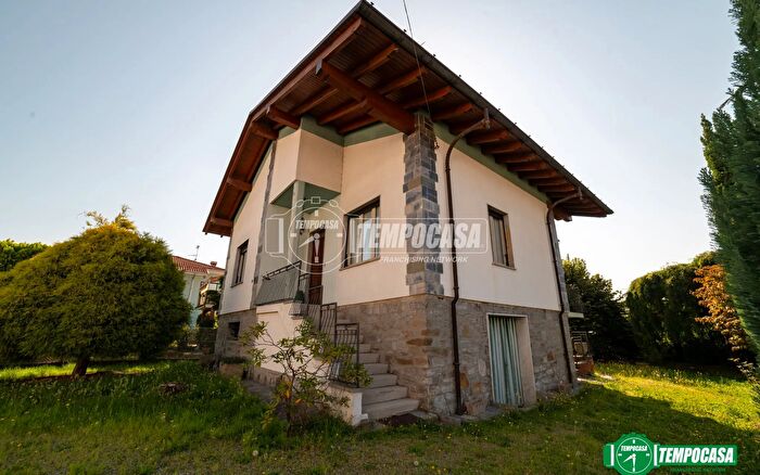 Casa quadrilocale in vendita in Via Antonio Gramsci, Oleggio Castello