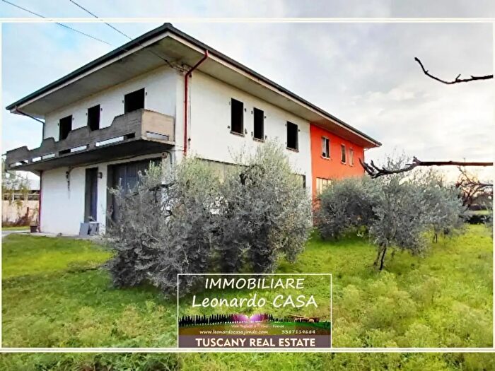 Casa con 10 locali in vendita in Lamporecchio