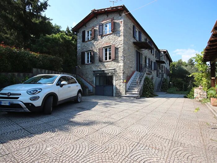 Casa con 6 locali in vendita in Località Corso, Pescaglia