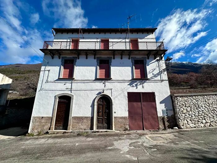 Casa con 7 locali in vendita in Via Cesare Battisti Snc, Villa Santa Lucia Degli Abruzzi