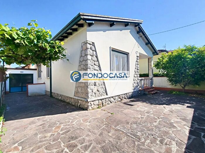 Casa quadrilocale in vendita in Via Donizzetti, Camaiore