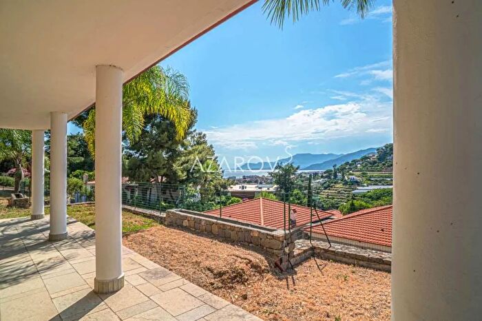 Casa quadrilocale in vendita in Bordighera