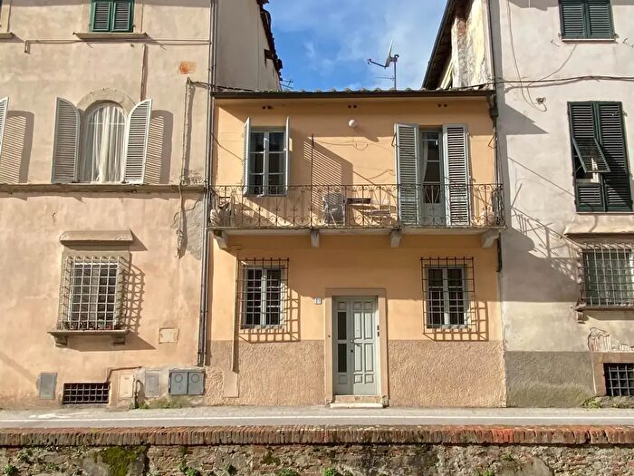 Casa quadrilocale in vendita in Lucca