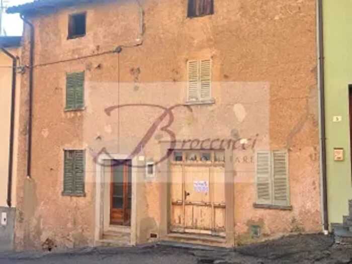 Casa con 6 locali in vendita in Cuasso Al Monte