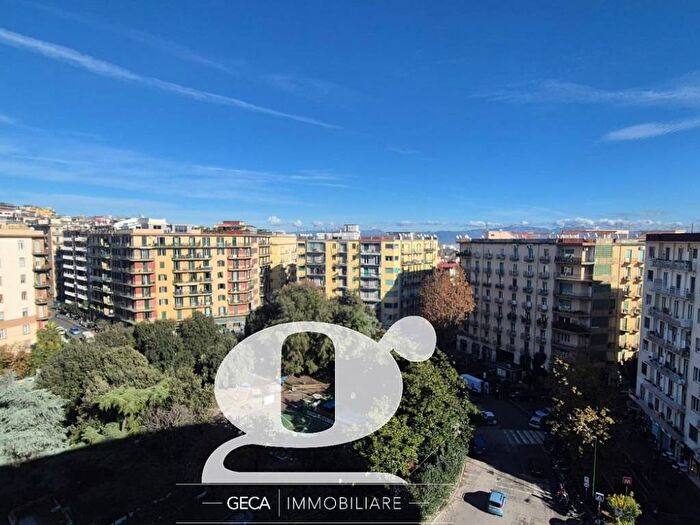 Appartamento con 5 locali in affitto in Piazza Medaglie DOro, Arenella, Napoli