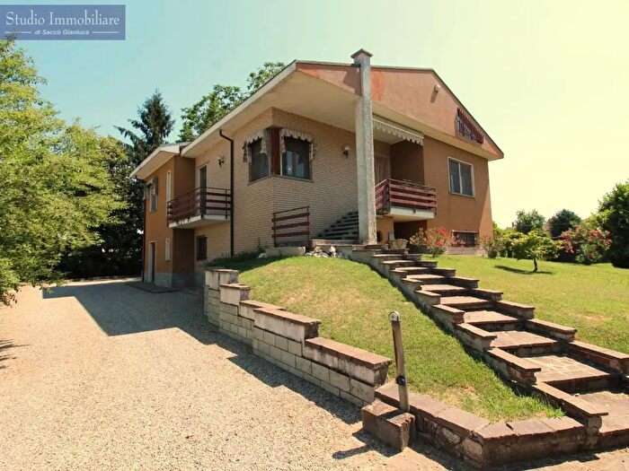 Casa quadrilocale in vendita in Via Casa Vecchia, Rea