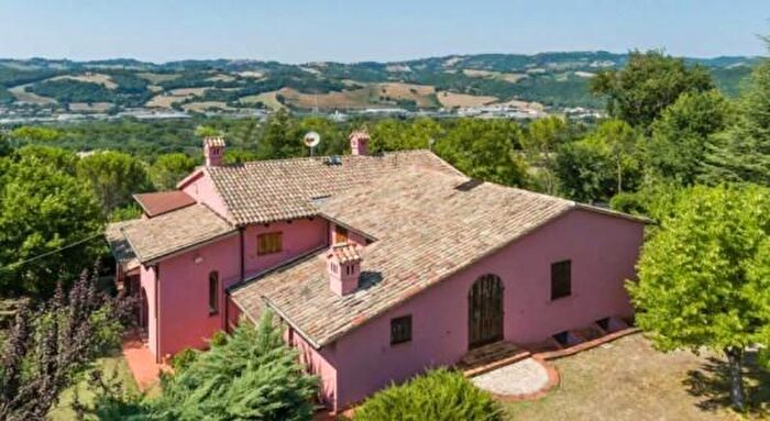 Casa con 6 locali in vendita in Fermignano